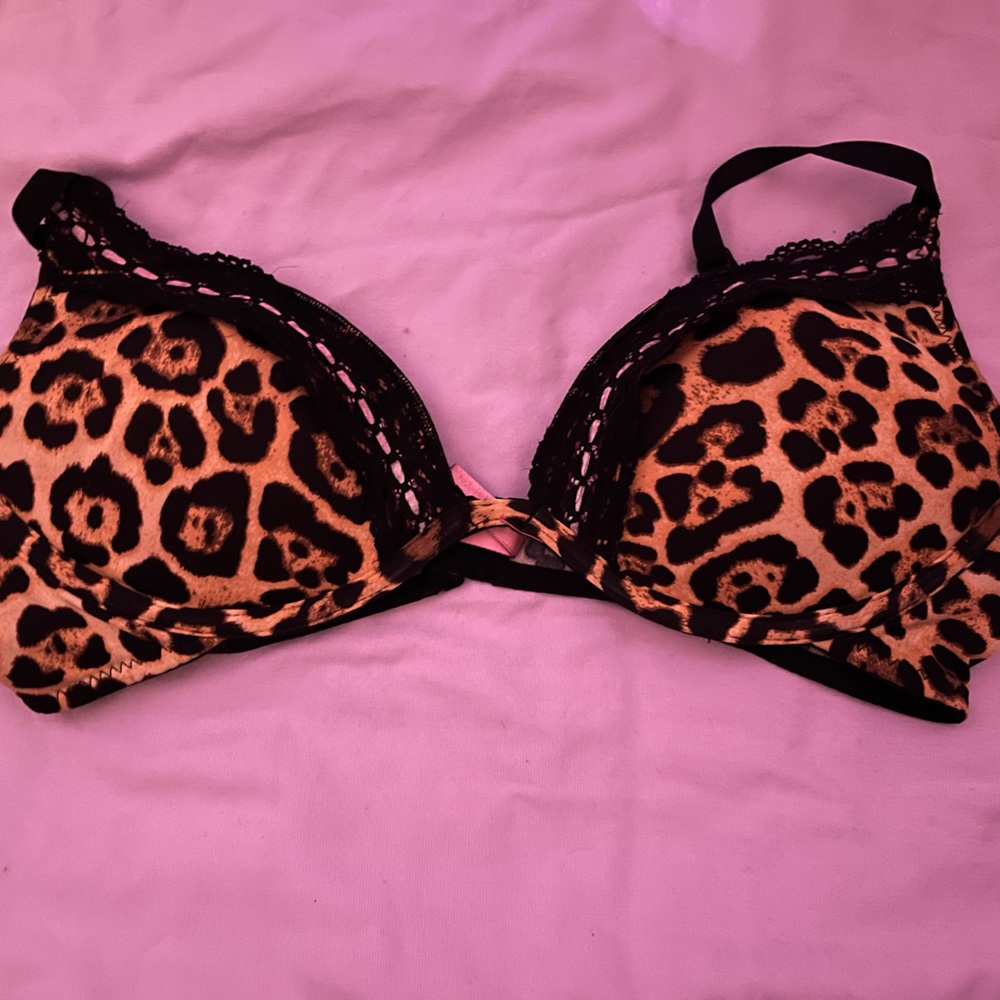 BRAS!!! Most are a 36C two others are 38B &36D. - Picture 7 of 8